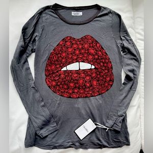 LAUREN MOSHI LONG SLEEVE RUBY LIPS
GRAPHIC T GRAY SIZE LARGE NWT